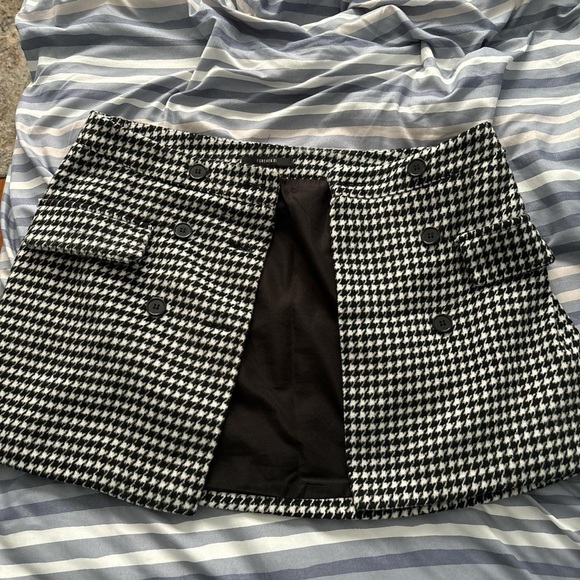 Large Forever 21 plaid button up skirt with faux pockets - Picture 3 of 6